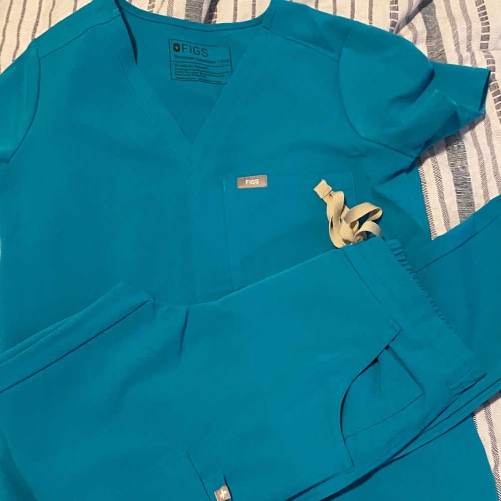 Figs Vibrant Blue Scrub Set